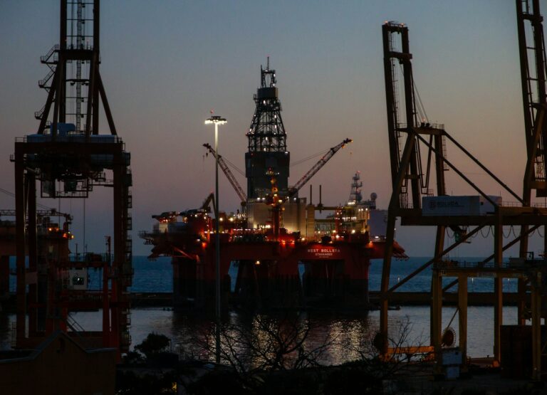 Przewidywane zmiany na rynku ropy Brent - Jak wpłyną na przemysł energetyczny?
