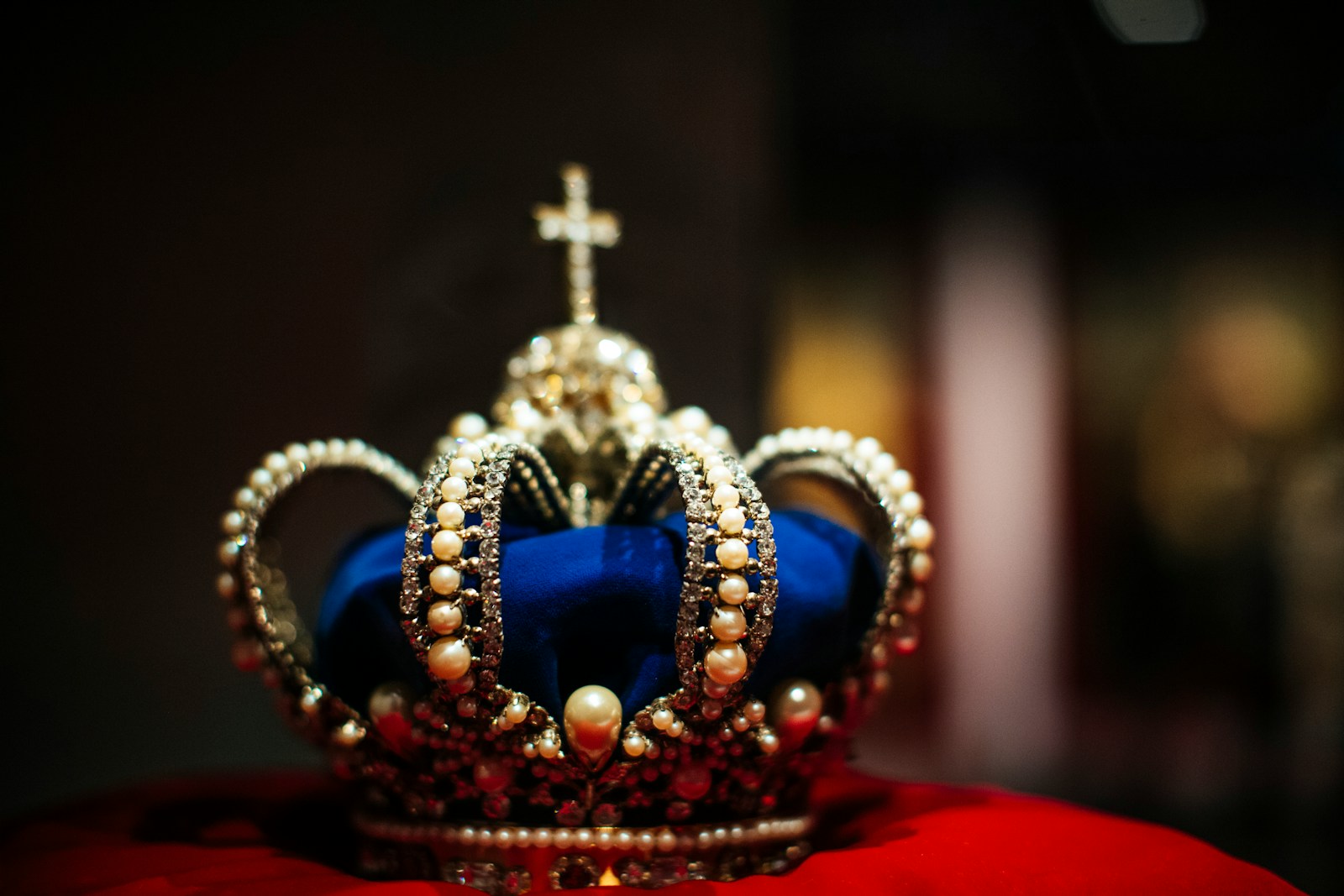 Wielka koronacja Karola - Sztuka, władza i symbolika wśród historycznych ceremonii