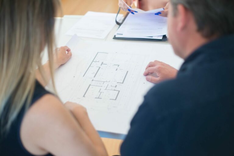 Architekci omawiają szczegółowy plan projektu