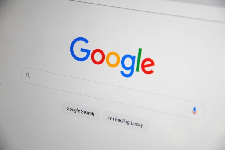 Zbliżenie strony głównej Google na ekranie pokazującym opcje wyszukiwania