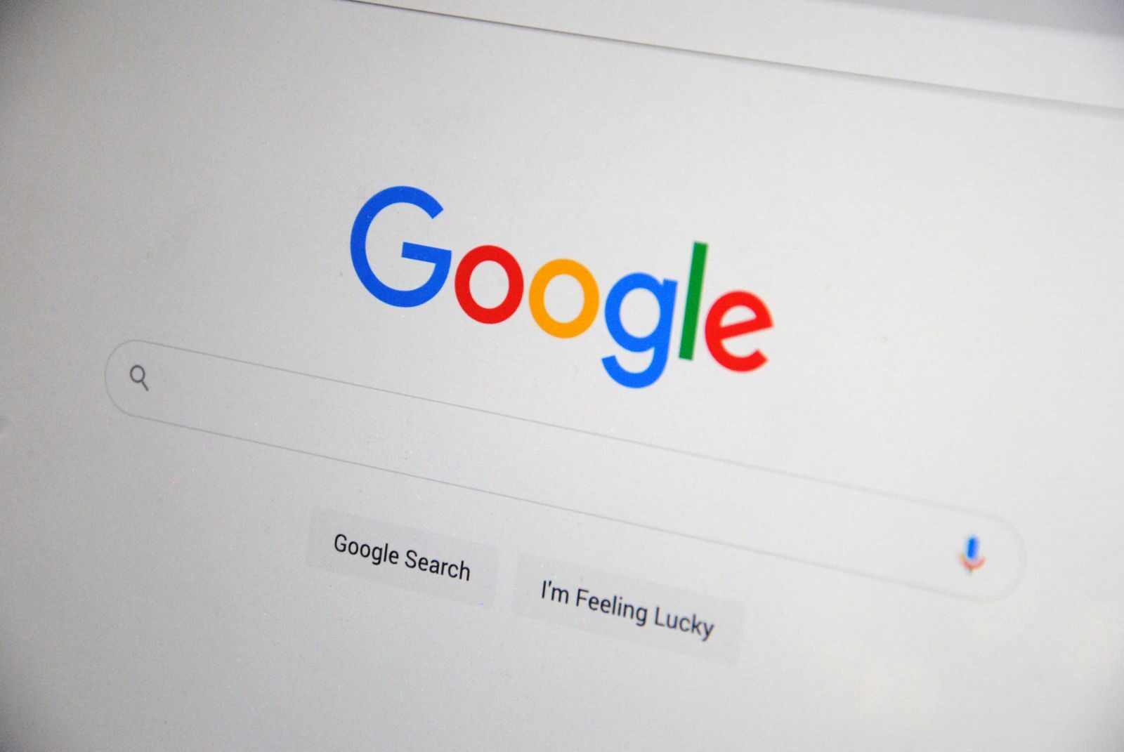 Zbliżenie strony głównej Google na ekranie pokazującym opcje wyszukiwania